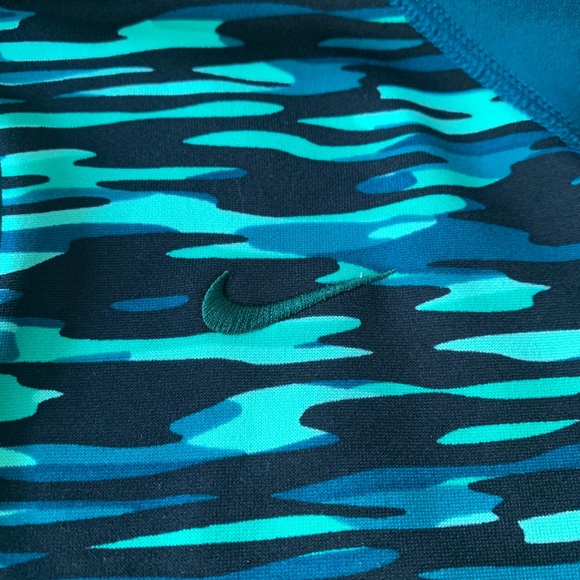 Nike Women’s Therma Fit Hoodie Size Large Thumb Holes Activewear - Picture 2 of 5